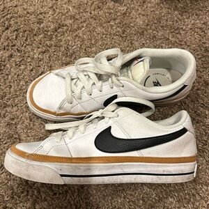 Nike low top tennis shoe